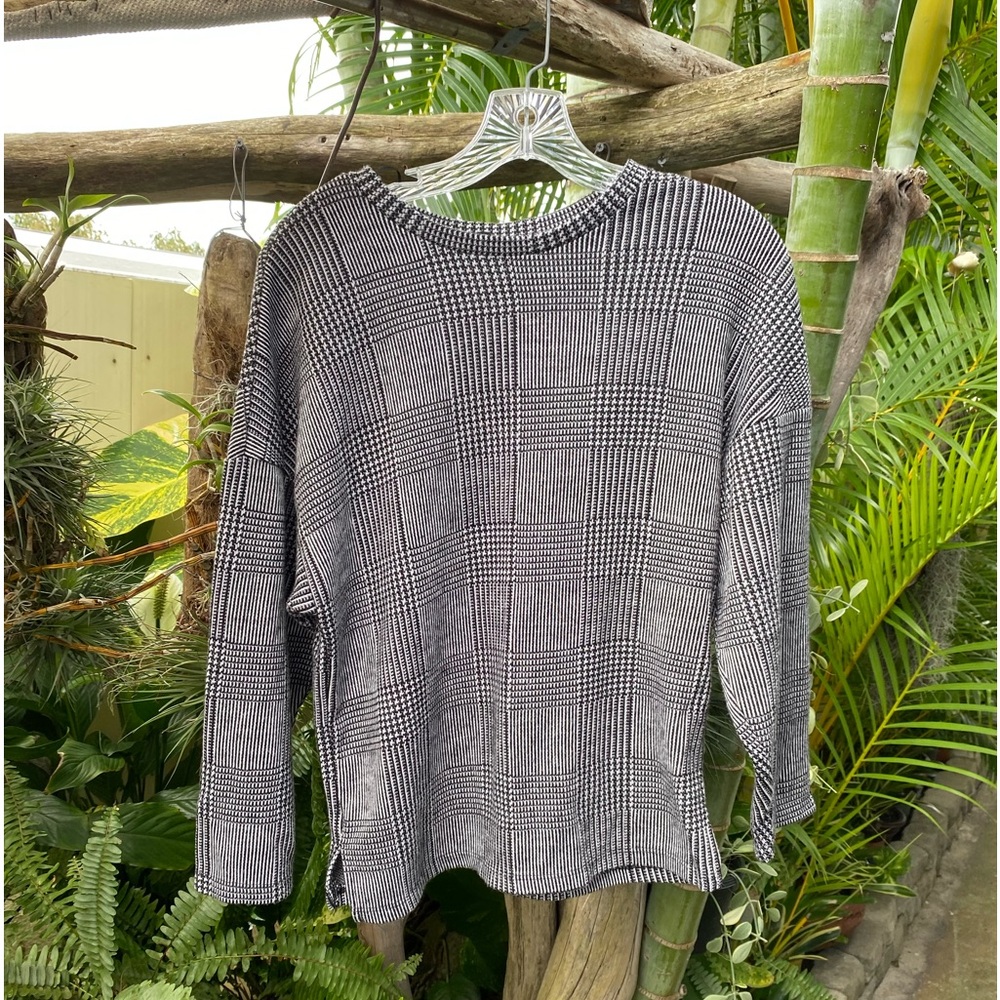 ZARA Black/White Sweater Shirt. Soft Comfy Fabric